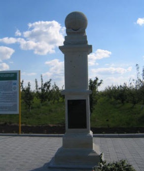 シュトルーヴェの測地弧の記念碑（画像引用：http://www.hattorimichitaka.com/struve_rudi_moldova.jpg）
